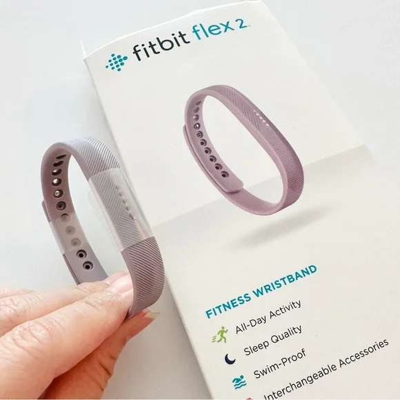 Fitbit  flex2 本体2個入り フィットネストラッカー　ラベンダ－ Amazon.com: Fitbit Flex 2, Black (US Version), 1 Count